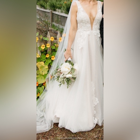 Pronovias Garner Wedding Dress with Blush underlay, lace and tulle wedding dress - Picture 6 of 7